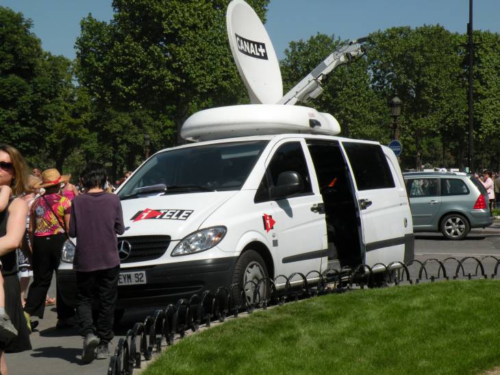  voiture avec parabole, I-télévision